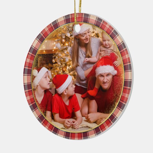 メリークリスマスファミリーフォトブルーレッドプレイド セラミックオーナメント (左)