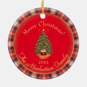 メリークリスマスファミリーフォトブルーレッドプレイド セラミックオーナメント (裏面)