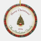 メリークリスマスファミリーフォトレッドグリーンプレイド セラミックオーナメント (裏面)