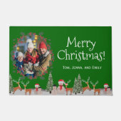 メリークリスマスファミリーフォト雪だるまグリーン ドアマット (正面)