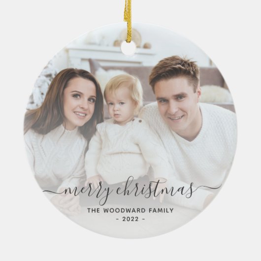 メリークリスマスファミリー写真グレーのスクリプト セラミックオーナメント (裏面)