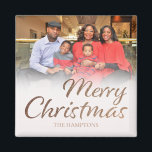 メリークリスマスフェイク金ゴールドグリッターフルフォト名 マグネット<br><div class="desc">この可愛いメリークリスマスマグネットで冷蔵庫のドアを明るくする。写真カスタマイズと名前と一緒にメリークリスマスはフェイク金ゴールドグリッターで白人だ。シルバーグリッター、レッド、ホワイト、ブラック&ホワイトなど、より多くの色のクリスマスコレクションをチェック。このバージョンでは、写真は磁石を満たす。あなたのもし写真のトップが切り取られるのを望まない、私たちの他のバーソンをチェックアウト(完全な写真ではない)</div>