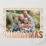 メリークリスマスフォトモダン金ゴールドフェスティバルパターン 箔シーズンポストカード<br><div class="desc">メリークリスマスフォトモダン金ゴールドフェスティバルパターン銅箔クリスマスポストカードお気に入りのは、「メリークリスマス」銅箔の書道のスクリプトオーバーレイとモダン、金ゴールドクリスマスボードパターンの背景にあなたの写真を備えている。逆側の文字を編集してパーソナライズ©2024 Evco Studioによる設計： www.zazzle.com/store/evcostudio</div>