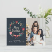 メリークリスマスフローラリースパーソナライズされた写真 カード (スタンド正面)