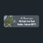 メリークリスマスブルースススプルースブッシュリターン ラベル<br><div class="desc">この図解入りの、写真付きの差出人住所のメーリングラベルは、ヒイラギの枝、果実、青いトウヒの小枝で明るく、クリスマスの贈り物に最適なtouchとなっている。アドレ忘れスを個人用に設定し、背景色を変更もししない。</div>