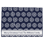 メリークリスマスブルーホワイトスノーフレーク家族名 ラージペーパーバッグ (裏面)