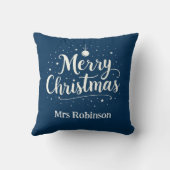 メリークリスマスブルーホワイトトレンディー名前をカスタムする クッション (裏面)