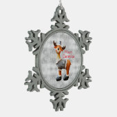 メリークリスマスムースは帽子をかぶっている スノーフレークピューターオーナメント (左)