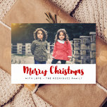 メリークリスマスモダンの赤と白の写真 ポストカード<br><div class="desc">このモダンクリスマスフォトカードコレクションのブラシフォントタイポグラフィ。家族カスタマイズの写真と一緒に。また、好みに合わせてフォントの色を簡単に変更できる。</div>