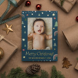 メリークリスマスモダンスカンジブルーのカスタム写真 箔シーズンカード<br><div class="desc">このメリークリスマスホリデーカーカスタマイズド、ダークブルーの背景にパイン、スター、レインボウのスカンジニイラストレーションアートとの写真によって思い出に残る家族の写真を表示する。実在金ゴールド箔は、このカードの外観を高める。今季は家族の名前と年で特別カードを送りなさい。愛と暖かさを包み込むこの記念ホリデーカード。連絡info@lddesignloft.comこのテンプレートに関するサポートが必要である。</div>