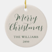 メリークリスマスモダンスクリプトベージュグリーン セラミックオーナメント (裏面)