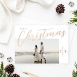 メリークリスマスモダンバラ金ゴールドスクリプト写真 箔シーズンカード<br><div class="desc">このシックカスタムなデザイン「メリークリスマス」のホリデーカードは、横向き写真とミニマルバラの金ゴールドフォイルのスクリプトタイポグラフィとレイアウトとを備えたレイアウトとレイアウトを備えモダンたエレガント。の姓シンプル名または家族の署名と年をカスタマイズし、カードの背面に追加メッセージを追加する。背面には2つの追加の写真宇宙も含まれている。</div>