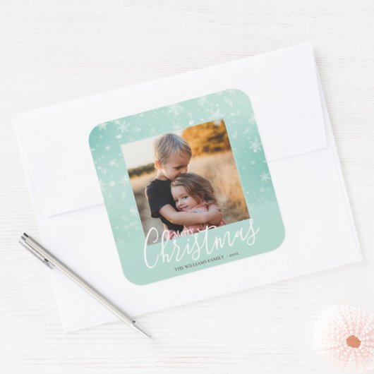 メリークリスマスモダン写真スノーウィー冬の緑 スクエアシール (封筒)