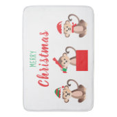 メリークリスマスモンキークリスマスハットレッドグリーン バスマット (正面縦)