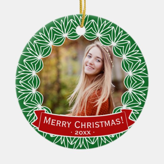 メリークリスマスリースパーソナライズされたホリデーフォト セラミックオーナメント (正面)