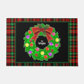 メリークリスマスリースパーソナライズ赤い緑のプレイド ドアマット (正面)