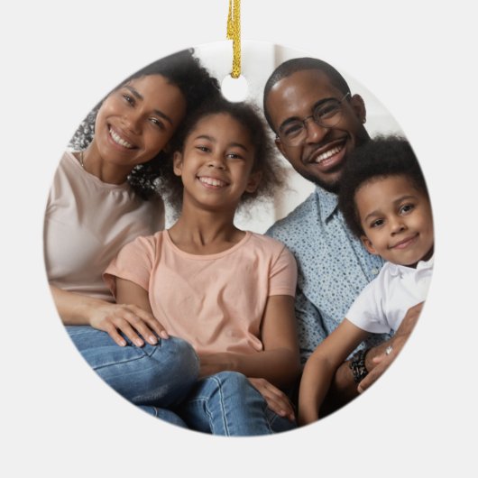 メリークリスマスリースレッドボウファミリーフォト セラミックオーナメント (裏面)
