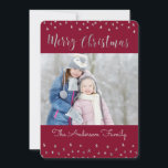 メリークリスマスレッドとシルバーのフォイルの星写真 シーズンカード<br><div class="desc">メリークリスマスレッド、ブルゴーニュ、マルサラ、シルバーフォイルの星写真カード。写真と家族の名前は、青と銀のメリークリスマスカードに置き換えることができる。</div>