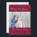 メリークリスマスレッドとシルバーのフォイルの星写真 シーズンカード<br><div class="desc">メリークリスマスレッド、ブルゴーニュ、マルサラ、シルバーフォイルの星写真カード。写真と家族の名前は、青と銀のメリークリスマスカードに置き換えることができる。</div>