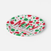 メリークリスマスレッドグリーンドットタイポグラフィモノグラム ペーパープレート (アングル)