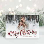 メリークリスマスレッドスクリプトフォトオーバーレイ シーズンカード<br><div class="desc">カスタム手頃カスタマイズ用のテンプレート付きクリスマスの写真カシンプルードを印刷。このスタイリッシュデザインはモダン、あなたの完全なブリード写真にバーガンディ赤いスクリプトMerry Christmasタイポグラフィをオーバーレイする。写真、家族の名前、年またはその他の文字でパーソナライズカスタムする。折り畳んだグリーティングカー空白のドが入っている。デザインツールを使用して追加の写真と文字を追加ユニークし、一種のクリスマスフォトカードデザインの1つを作成する。</div>