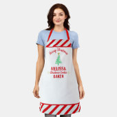 メリークリスマスレッド&ホワイトストライプキャンディーケーン エプロン (着用した状態)