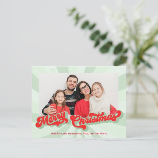 メリークリスマスレトロタイポグラフィフォトレッドグリーン シーズンポストカード (スタンド正面)