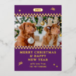 メリークリスマスレトロ紫の写真パーソナライズされた 箔シーズンカード<br><div class="desc">メリークリスマスレトロパープルパーソナライズされたフォトファミリー名ホイルモダンクリスマスカードホリデーカードはホイルのスクリプトタイポグラフィで文字「メリークリスマス&ハッピーニューイヤーお気に入りの」と一緒に写真を取り入れまモダンす。クリスマスは友達や家族に送るのに最適。©2024 Evco Studioによる設計： www.zazzle.com/store/evcostudio</div>