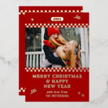 メリークリスマスレトロ赤パーソナライズされた写真 箔シーズンカード<br><div class="desc">メリークリスマスレトロパーソナライズされたレッドフォトファミリー名モダンフォイルクリスマスカードホリデーカードは、フォイルのスクリプトタイポグラフィで文字「メリークリスマス&ハッピーニューイヤーお気に入りの」と一緒に写真を取り入れまモダンす。クリスマスは友達や家族に送るのに最適。©2024 Evco Studioによる設計： www.zazzle.com/store/evcostudio</div>