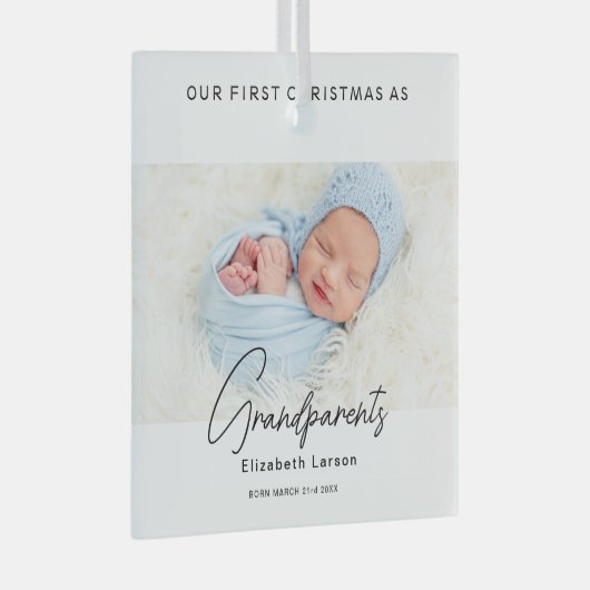 メリークリスマス祖父母として私たちの最初のかわいいベビー ガラスオーナメント (正面右)