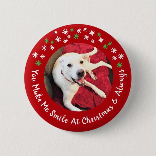 メリークリスマス笑顔の犬の写真おもしろい赤い円 缶バッジ (正面)