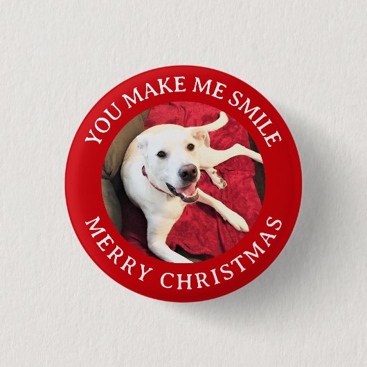 メリークリスマス笑顔の犬の写真おもしろい赤丸 缶バッジ (正面)