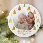 メリークリスマス素晴らしおばあちゃん – ホワイト金ゴールド写真 セラミックオーナメント<br><div class="desc">新生児のエレガント記念品として、また単に素敵な写真を共有するため素晴らしに、おばあちゃん（または誰でも望む）の贈り物として、このクリスマスオーナメントをパーソナライズしなさい。テンプレートは、写真、あいさつお気に入りの文、名前、年を追加するために設定される。あなたの写真は、雪の白い背景に金ゴールドクリスマスツリーと星で囲まれている。オーナメントの背面は同様のクリスマスツリーのパターンを持っている。マッチングやコーディネートのデザインや代替色は当店を参照。</div>