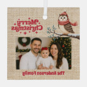 メリークリスマス赤い写真ベージュのバーラップフクロウ ガラスオーナメント (裏面)