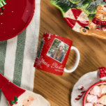 メリークリスマス赤い雪片フォトコラージュ コーヒーマグカップ<br><div class="desc">赤い背景に白い雪モダン片を付けたフェスティバル模様を描いた明るい「メリークリスマス」のフォトコラージュマグ。このカスタマイズ可能なマグカップは、あなた自身の家族の写真やメッセージを追加することができパーソナライズされた、それはホリデーシーズンのための理想的なギフトを作る。複雑な雪片は繊細なtouchを加え、流れる「メリークリスマス」の文字は暖かさと喜びを与える。休日の愛を分かち合い、あなたの愛する人を特別に作るのに最適感じで、このマグは個人的な家族のtouchと一緒に祝クリスマスに素晴らしい方法である。</div>