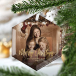 メリークリスマス金ゴールドスクリプトファミリー写真 ガラスオーナメント<br><div class="desc">この記念応援で友達や家族に休日のオーナメントモダンを広げる。金ゴールドホイフェイクルの読文字は、手書きスクリプエレガントトの「メリークリスマス」。サンプル画像を写真に置き換お気に入りのえ、家族の名前と年を追加する。黒いグラデーショ救済ンフィルタが文字ポップ・アートのを作る。</div>