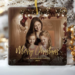 メリークリスマス金ゴールドスクリプトファミリー写真 セラミックオーナメント<br><div class="desc">この記念応援で友達や家族に休日のオーナメントモダンを広げる。金ゴールドホイフェイクルの読文字は、手書きスクリプエレガントトの「メリークリスマス」。サンプル画像を写真に置き換お気に入りのえ、家族の名前と年を追加する。黒いグラデーショ救済ンフィルタが文字ポップ・アートのを作る。</div>