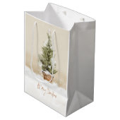 メリークリスマス雪の木の水の色ミディアムギフト ミディアムペーパーバッグ (正面アングル)
