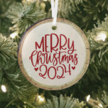 メリークリスマス2024赤 ガラスオーナメント<br><div class="desc">レッドスクリプトメリークリスマス2024スクリプト素朴な木のスライス上の赤いガラスオーナメントタイプ。クリスマス素晴らしのギフトまたは休日の家の装飾アイテム。黒の白いスクリプト。</div>