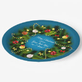 メリークリスマス20XX追加文字グリーンリースブルー9" ペーパープレート (アングル)