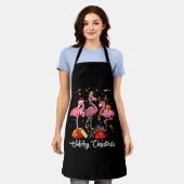 メリークリスマス3フラミンゴとサンタハット エプロン (着用した状態)