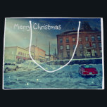 メリークリスマス・コリンズビル ラージペーパーバッグ<br><div class="desc">この大きなクリスマス抱き枕は、メイン通りの底から上を見上げ、柔らかい夕べの降雪の間にコネチカット州コリーンズビルを特徴としている。この抱き枕はカスタマイズ、文字を変更または削除することにより可能である。</div>