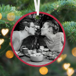 メリークリスマス |ミニマモダンリストのスタイリッシュ写真 メタルオーナメント<br><div class="desc">深いシンプルレッドスタイリッシュミニマルタイポグラフィと補完スタイルの「愛と」の休日の写真のオーナメントは、「メリーモダン・クリスマス」の。あなたの名前と写真は簡単パーソナライズされたに個人的なユニークtouchとギフトのために！このカードは、リンゴ、ビール、エナメルマグ、野生の花の花瓶と木製のディナーテーブルに座っている可愛いカップルの例を示している。彼は短い髪と眼鏡を持ち、グレーのTシャツを着ている。彼女は長い黒い髪を束ねて、のトップを着ストライプている。二人はロマンチックな女性と浮浪者のスタイルの中で、お互いに一緒にスパゲティの声を共有して傾いている。モノクロのセピアで白黒で撮影し、クラシックを見る。この画像は、写真や家族の写真に置き換えられるプレースホルお気に入りのダとして設計されている。</div>