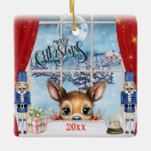 メリークリスマス – 窓から覗く子鹿 セラミックオーナメント (正面)