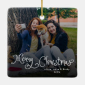 メリークリスマス 遊び心のあるスクリプト ファミリーフォト 犬 セラミックオーナメント (裏面)