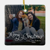メリークリスマス 遊び心のあるスクリプト ファミリーフォト 犬 セラミックオーナメント (正面)