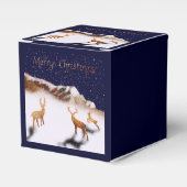 メリークリスマス - 雪の中の木製の鹿と山々 フェイバーボックス (正面サイド)
