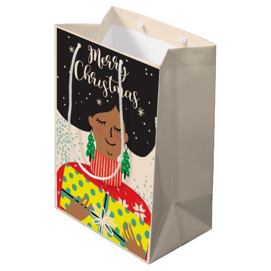 メリークリスマス、黒人女性、明るいセーターの贈り物 ミディアムペーパーバッグ (裏面アングル)