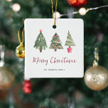 メリークリスマス、3ツリー セラミックオーナメント<br><div class="desc">シンプルクリスマスの装飾。デザインには3つの水色のクリスマスツリーが含まれ、タイトルは「メリークリスマス」のフェスティバルな赤い書道のスクリプトと家族の名前で。</div>