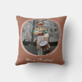 メリークリスマスNYCロックフェラープラザドラマーボーイ クッション (裏面)